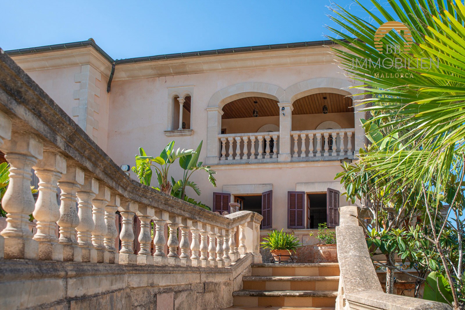 Grandiose Villa mit Pool und großem schönen Garten mit